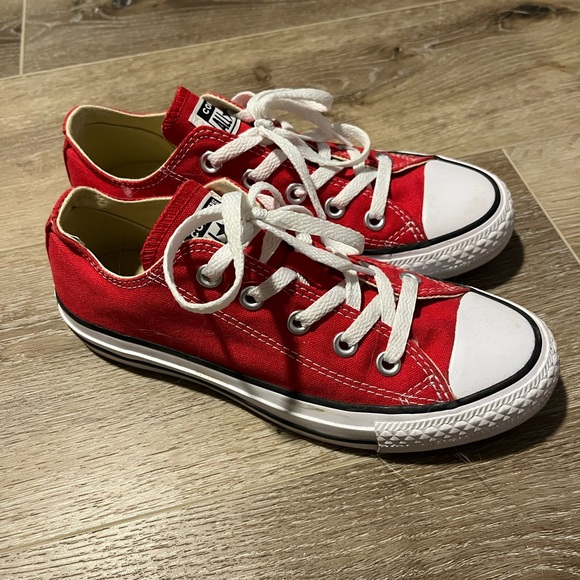 Red converse - Picture 1 of 3